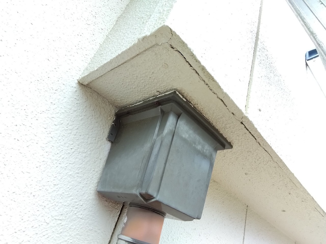 バルコニーマス　軒天　ヒビ